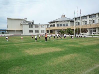 校庭で運動をする様子