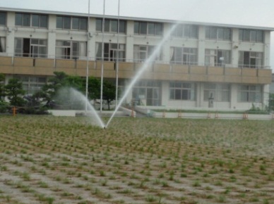 一色小学校の散水の様子