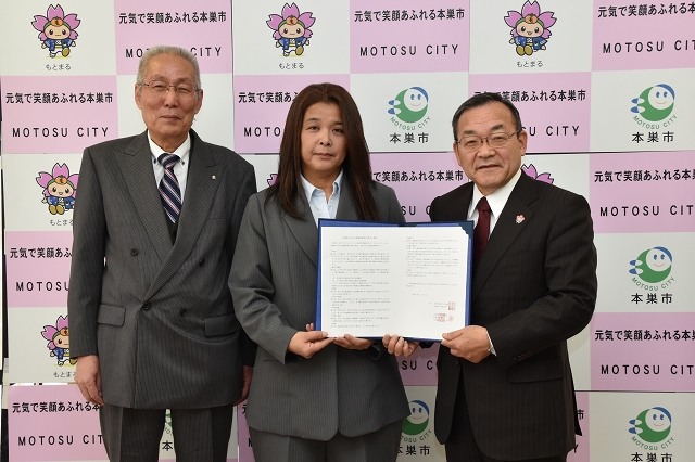 株式会社創信の山本美代子代表取締役と藤原市長の写真