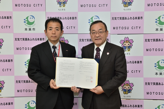 中部ケーブルネットワーク株式会社本巣局の早川局長と藤原市長の写真