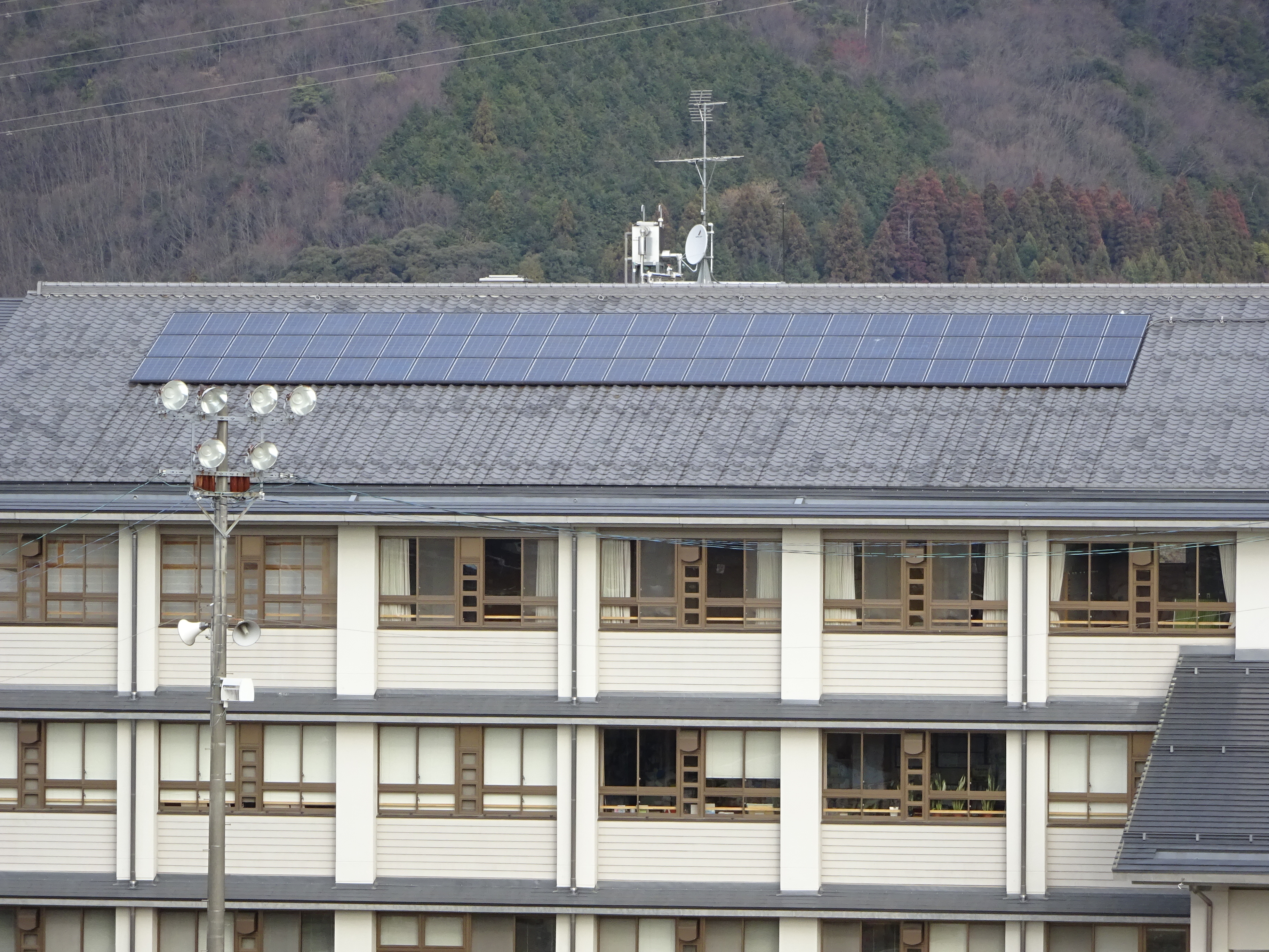 本巣中学校太陽光発電設備の写真