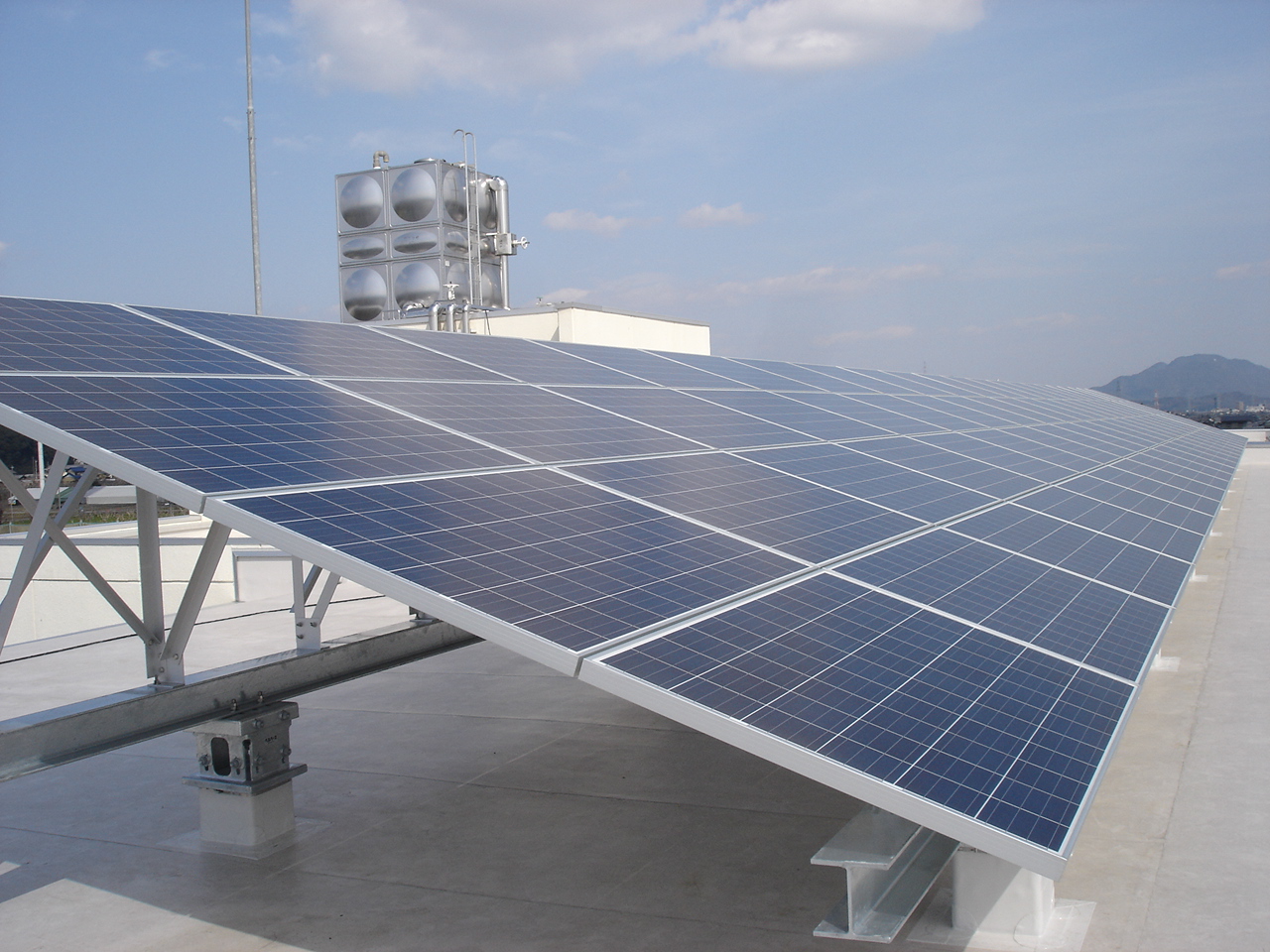 席田小学校太陽光発電設備の写真