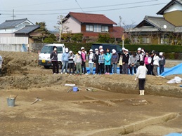 席田郡家推定地現地説明会の様子2