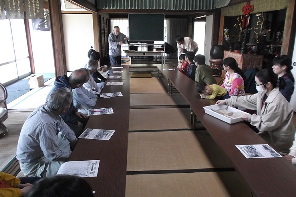 弥勒寺での開講式の様子