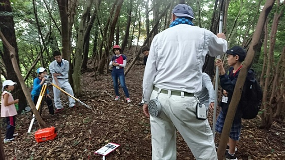 船来山64号墳測量調査体験・現地説明会の様子3