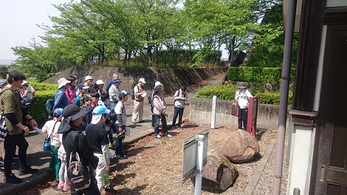 開講式後の船来山ウォークの様子