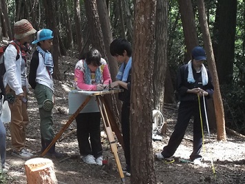 船来山古墳群測量調査体験の様子3