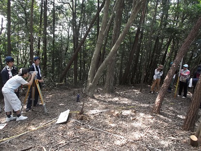 船来山古墳群測量調査体験の様子2