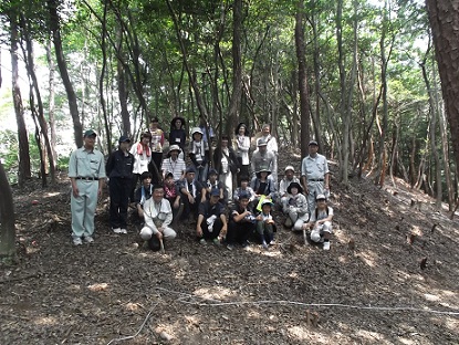 船来山古墳群測量調査体験記念写真