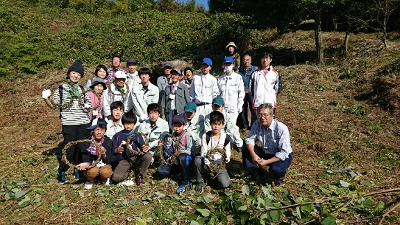 船来山古墳群清掃活動船来山から濃尾平野を眺めようの皆さんで集合写真1