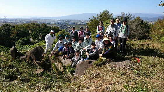 船来山古墳群清掃活動船来山から濃尾平野を眺めようの皆さんで集合写真2