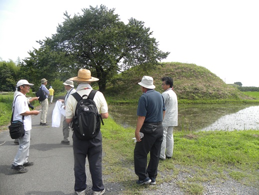 船来山5・6号墳の調査現地指導の様子2