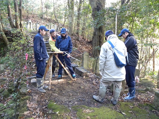 船来山12号墳の測量調査の様子