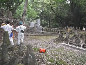 船来山12号墳測量調査の写真1