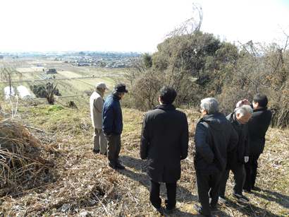 船来山古墳群現地の視察の様子2