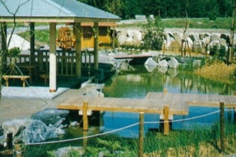 ハリヨ池と東屋の写真