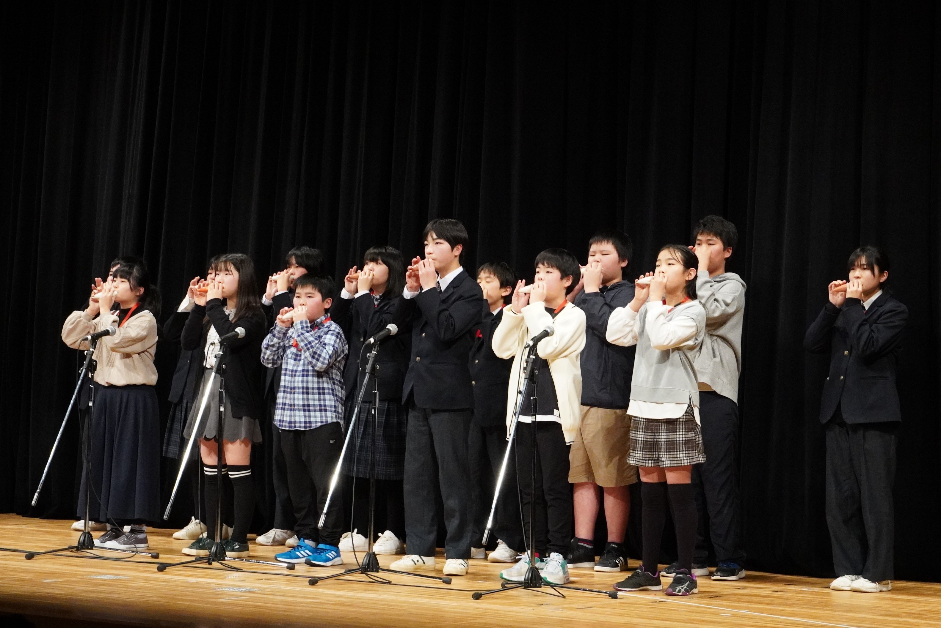 写真：オカリナ演奏をする根尾学園の児童生徒