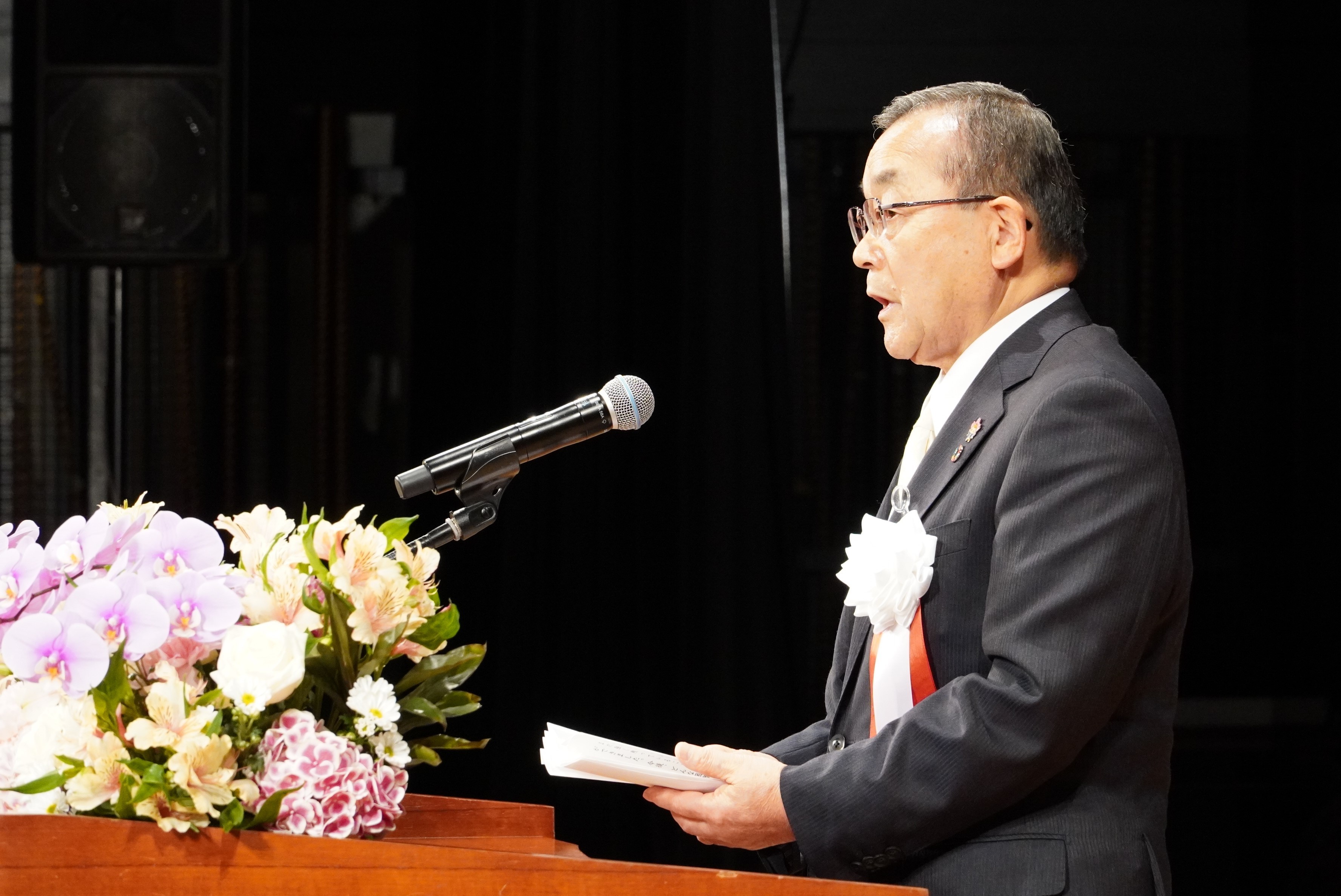 写真：式辞を述べる藤原市長