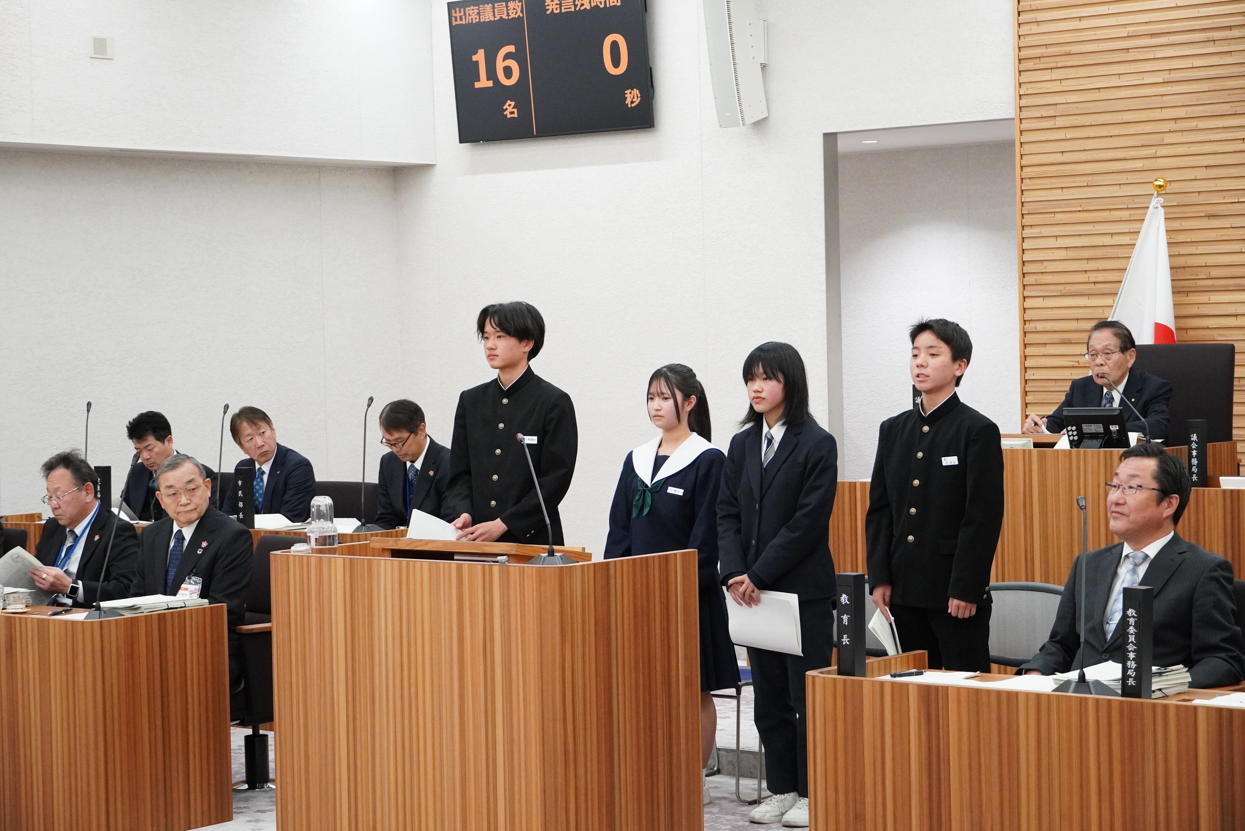 写真：議場で説明する中学生代表